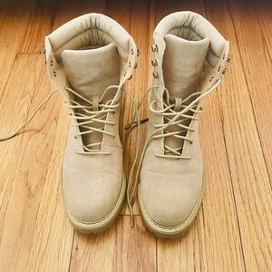 Winter boots new 
Wore once 
Size 8 1/2